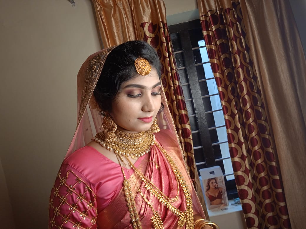 LADY ZONE BEAUTY PARLOUR AND BRIDAL STUDIO KOPPAM